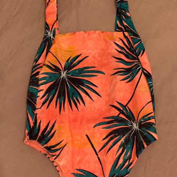billabong palm daze one piece! - Picture 2 of 4